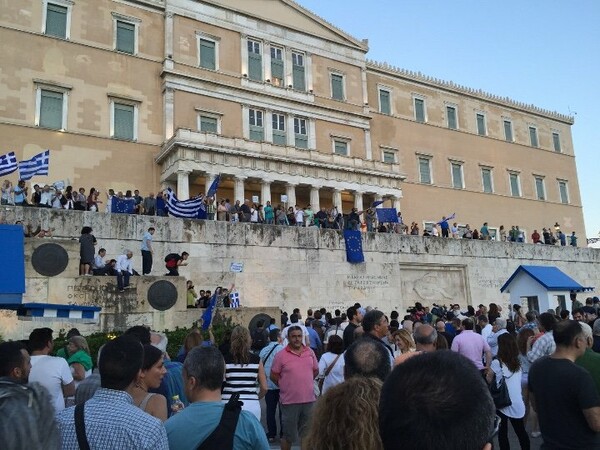 Οι διαδηλωτές στην είσοδο της Βουλής τώρα