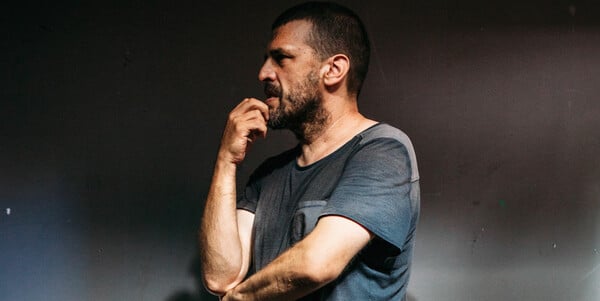 O Κώστας Κουτσολέλος είναι ίσως ο μοναδικός καλλιτέχνης στην πόλη που δεν θεωρεί τον εαυτό του κάτι σημαντικό.
