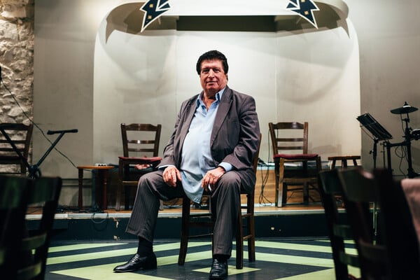 Ο θρύλος του λαϊκού τραγουδιού Γιάννης Ντουνιάς ακούει πολλή μουσική Κάντρι