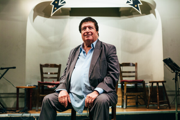 Ο θρύλος του λαϊκού τραγουδιού Γιάννης Ντουνιάς ακούει πολλή μουσική Κάντρι