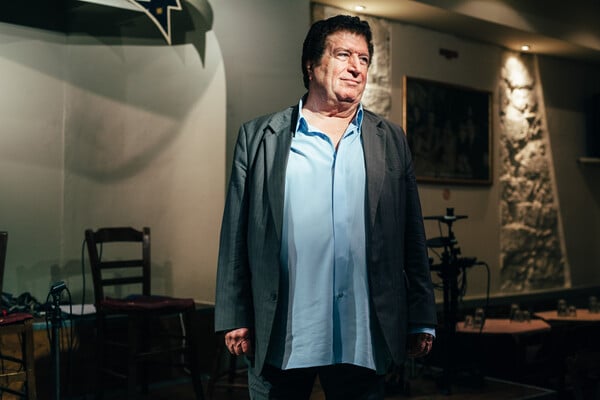 Ο θρύλος του λαϊκού τραγουδιού Γιάννης Ντουνιάς ακούει πολλή μουσική Κάντρι