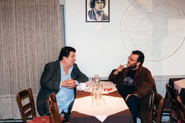 Ο θρύλος του λαϊκού τραγουδιού Γιάννης Ντουνιάς ακούει πολλή μουσική Κάντρι