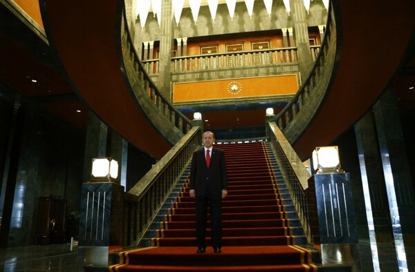Ο Ερντογάν ετοιμάζεται να υποδεχτεί τον Πάπα στο κολοσσιαίο Λευκό Παλάτι