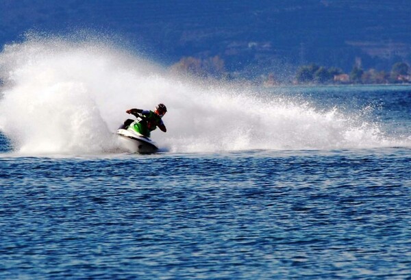 Είσοδος στη χώρα και με jetski