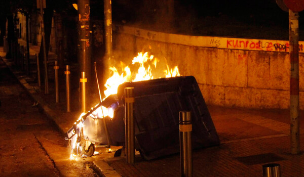 Ένταση και φωτιές σε κάδους έξω από το Πολυτεχνείο