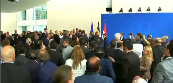 Μια φοιτήτρια αναστάτωσε την συνέντευξη Μέρκελ-Σίσι