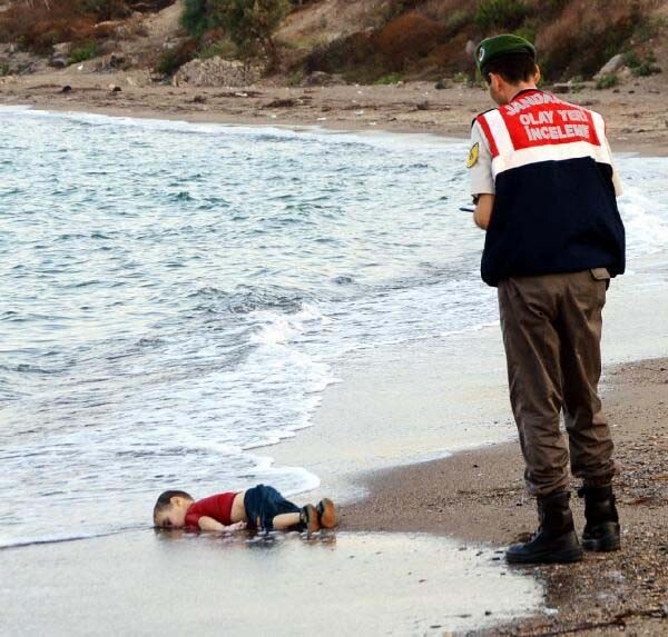 Μπορούν αυτές οι φωτογραφίες του νεκρού παιδιού να αλλάξουν κάτι στην Ευρώπη;