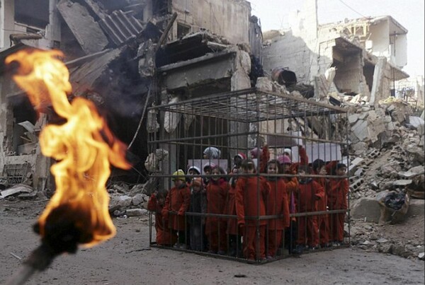 Συγκλονιστική διαμαρτυρία στη Δαμασκό - Παιδιά σε κλουβιά λίγο πριν την πυρπόλησή τους