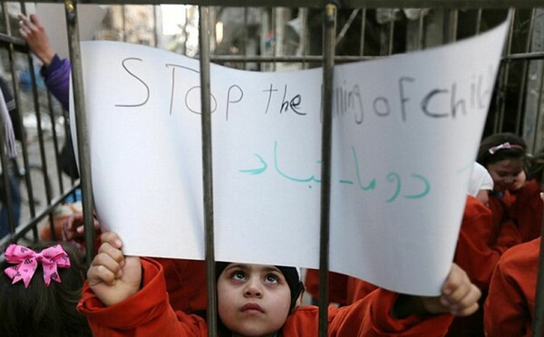 Συγκλονιστική διαμαρτυρία στη Δαμασκό - Παιδιά σε κλουβιά λίγο πριν την πυρπόλησή τους