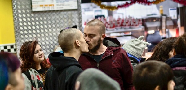 Διαμαρτυρία με φιλιά για ομοφοβικό περιστατικό στο Burger King