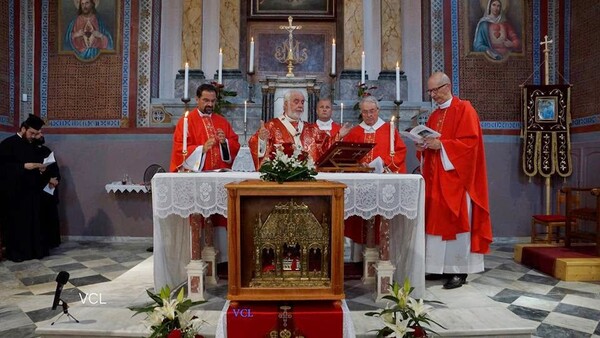 Πλήθος κόσμου στην λιτανεία των λειψάνων του Αγίου Βαλεντίνου στη Μυτιλήνη