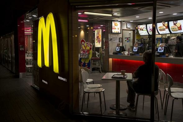 Άστεγη γυναίκα πεθαίνει μέσα σε κατάμεστο McDonald 's - Mετά από 7 ώρες κατάλαβε κάποιος τι είχε συμβεί