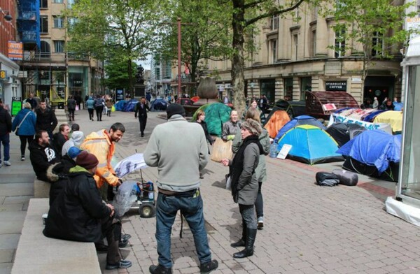 Οι άστεγοι στο Manchester επιτρέπεται να κοιμούνται σε κούτες, αλλά όχι σε σκηνές