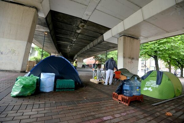 Οι άστεγοι στο Manchester επιτρέπεται να κοιμούνται σε κούτες, αλλά όχι σε σκηνές