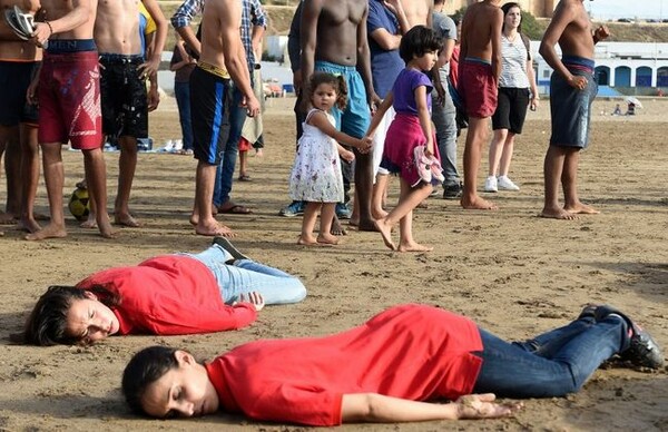 Ξαπλωμένοι στην παραλία στη μνήμη του μικρού Αιλάν