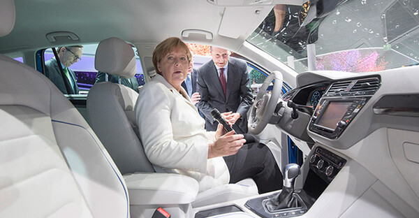 H Μέρκελ ζητά πλήρη διαφάνεια για το σκάνδαλο της Volkswagen