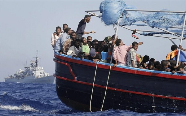 Ακυβέρνητο πλοίο με 200 μετανάστες ανοιχτά της Πύλου