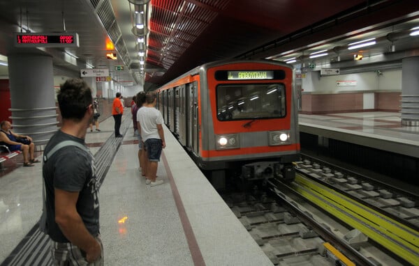 Καταγγελία άνεργης ότι τη χαστούκισε ελεγκτής στο μετρό
