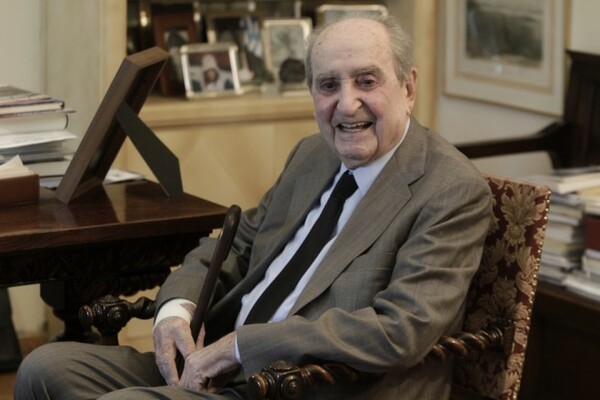 Ο Μητσοτάκης-"Πανοραμίξ" ανεβάζει στο Facebook την τούρτα για τα 97α γενέθλια του