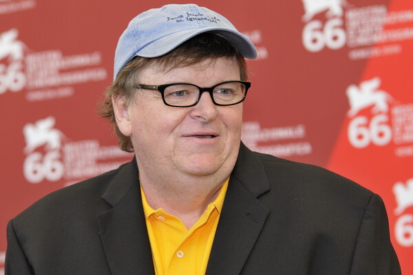 Ο σκηνοθέτης Michael Moore ανοίγει το σπίτι του στους Σύρους πρόσφυγες