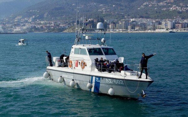 Νέο ναυάγιο κοντά στη Σάμο- Μια γυναίκα πνίγηκε και 4 άτομα αγνοούνται