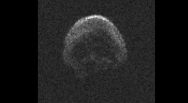 "Συμπαντική συνωμοσία" ανήμερα του Halloween- Με νεκροκεφαλή μοιάζει ο κομήτης που περνά κοντά στη Γη