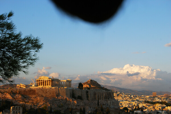 Χωρίς κανένα λόγο, άντρες φωτογραφίζουν τους όρχεις τους μπροστά από όμορφα τοπία