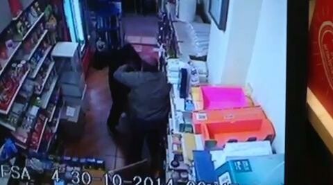 Πάλη ιδιοκτήτη ψιλικών με ληστή στην Καλλιθέα