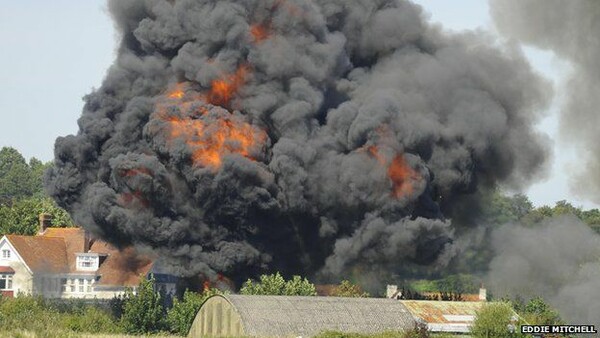 Kάμερα κατέγραψε τη συντριβή μαχητικού αεροσκάφους στη Βρετανία - 7 οι νεκροί από το δυστύχημα