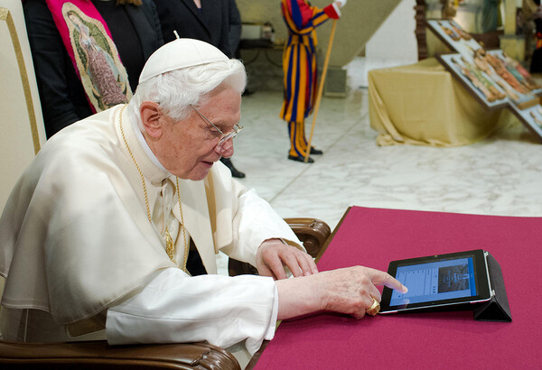 To iPad του Πάπα Φραγκίσκου πουλήθηκε έναντι 30,5 χιλ. δολαρίων