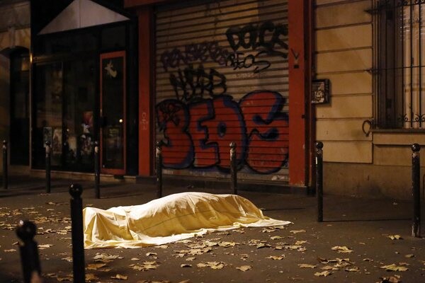 Οκτώ τρομοκράτες νεκροί στις επιθέσεις στο Παρίσι