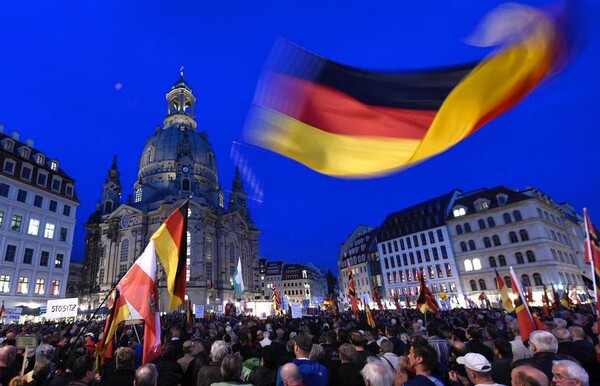 Το ισλαμοφοβικό Pegida έβγαλε χιλιάδες Γερμανούς στους δρόμους κατά των προσφύγων