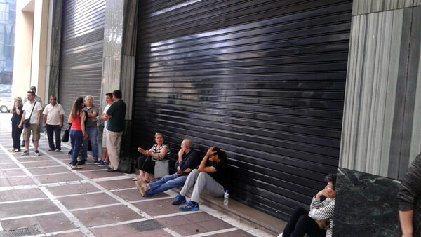 Mεγάλες ουρές από το πρωϊ στα ATM και συνωστισμός στα σούπερ μάρκετ