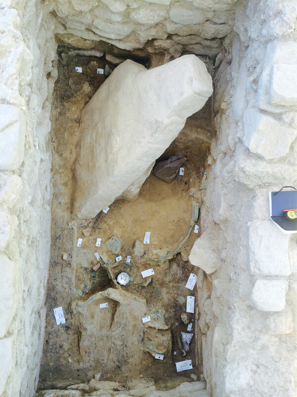 Νέες φωτογραφίες από τα απίστευτα ευρήματα στον τάφο της Πύλου