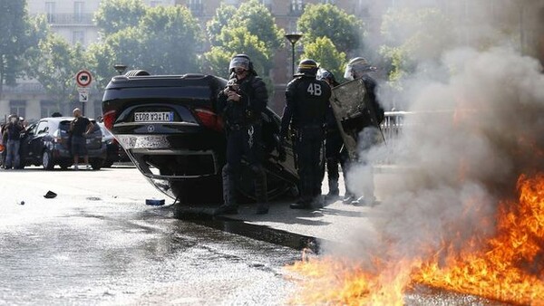 Βίαιες διαδηλώσεις στο Παρίσι - Οι οδηγοί ταξί κατά του Uber