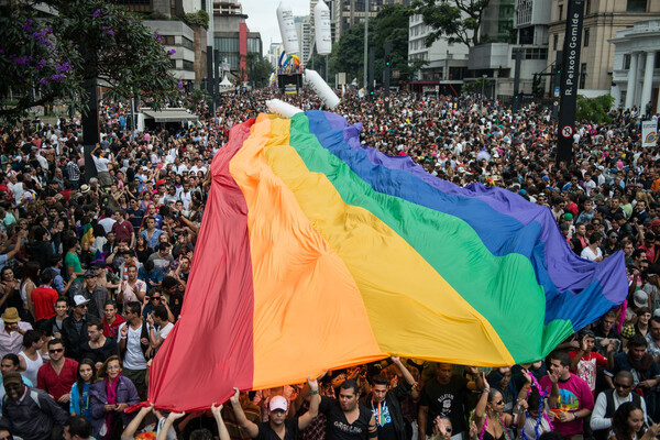 Γυναίκα από τη Νεμπράσκα κατέθεσε αγωγή εναντίον όλων των γκέι του κόσμου