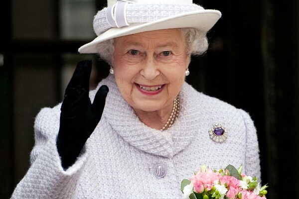 Η βασίλισσα Ελισάβετ καταρρίπτει σήμερα το ρεκόρ παραμονής στον θρόνο του Ηνωμένου Βασιλείου