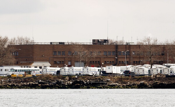 Κατηγορούμενος για δολοφονία αποφυλακίστηκε κατά λάθος από τις φυλακές του Rikers Island