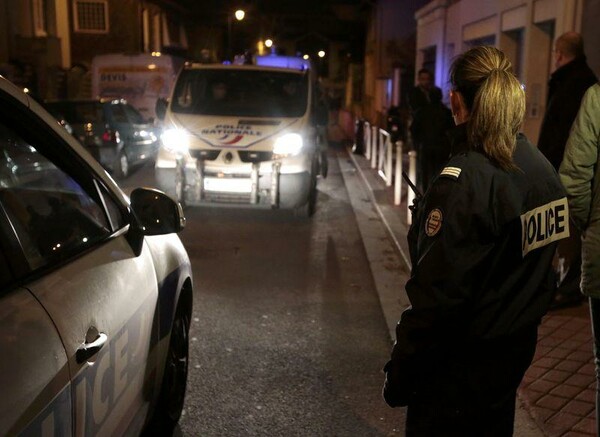 Βρέθηκε γιλέκο με εκρηκτικά σε κάδο απορριμάτων στο Παρίσι