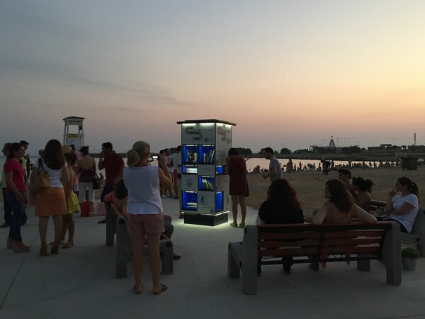 Η πρώτη ανταλλακτική βιβλιοθήκη στήθηκε στην παραλία της Γλυφάδας