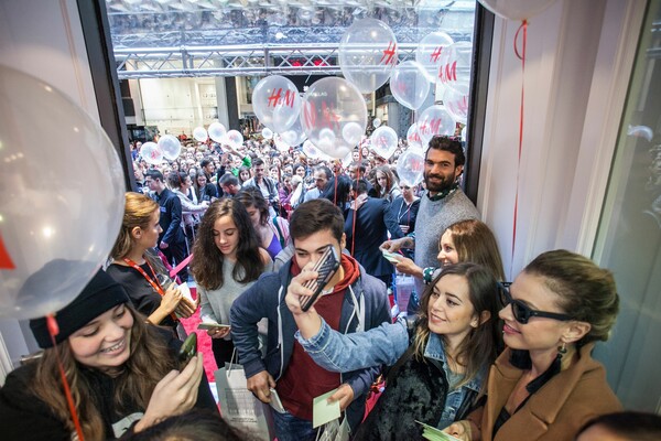 Στο μεγαλύτερο κατάστημα H&M στην Ελλάδα που μόλις άνοιξε