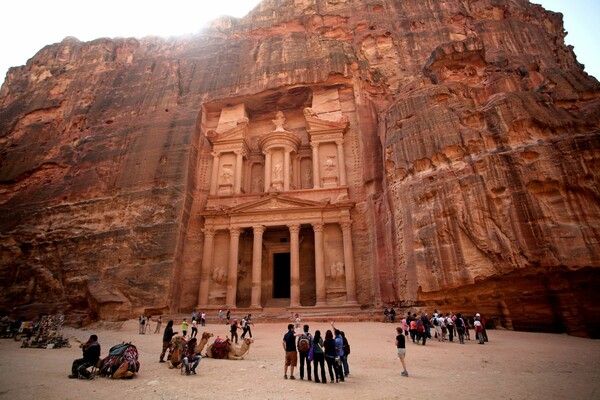 Lonely Planet: H Σαντορίνη είναι ανάμεσα στα 20 κορυφαία αξιοθέατα της λίστας του 2015