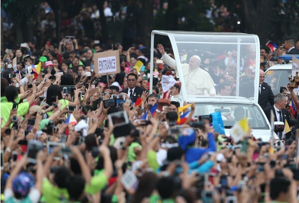 Γιατί κανείς δεν μπορούσε να δημοσιεύσει φωτογραφίες από την επίσκεψη του Πάπα στην Μανίλα