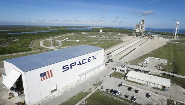 Πράσινο φως της NASA στον Elon Musk για μεταφορά αστροναυτών στον ISS το 2017