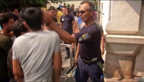 Αστυνομικός χαστουκίζει μετανάστη στην Κω