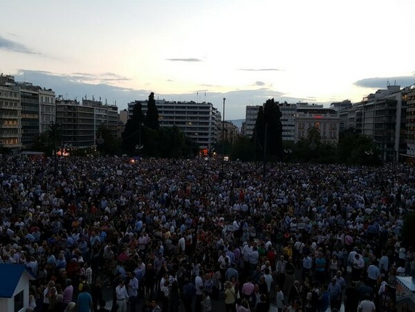 Οι διαδηλωτές στην είσοδο της Βουλής τώρα