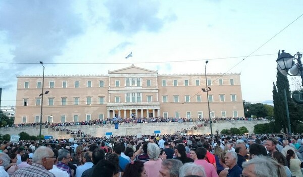 Οι διαδηλωτές στην είσοδο της Βουλής τώρα