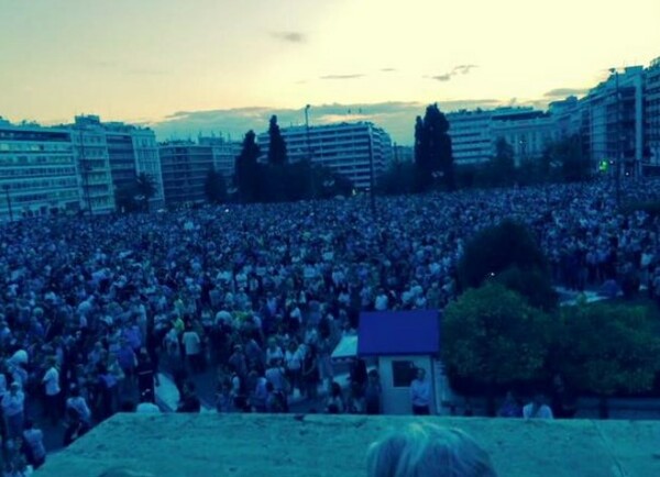 Οι διαδηλωτές στην είσοδο της Βουλής τώρα