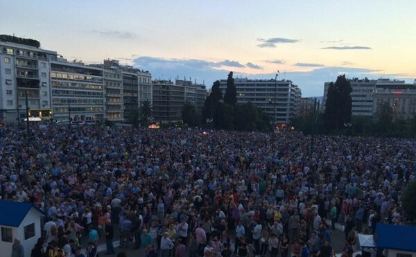 Οι διαδηλωτές στην είσοδο της Βουλής τώρα