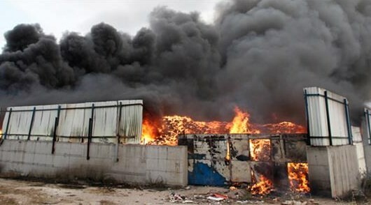Υπό έλεγχο η μεγάλη πυρκαγιά σε εργοστάσιο ανακύκλωσης